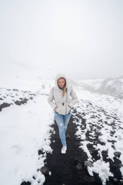Yürüyüş ve kar ve kül Etna Yanardağı kadar yürüyüş ve Genç kız.