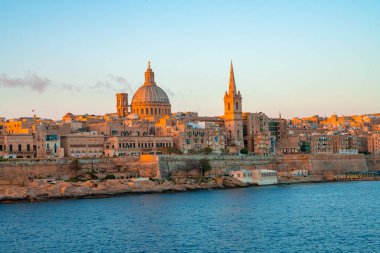 Mount Carmel Our Lady ve St. Paul's Anglikan yanlısı Katedrali, Valletta, Malta başkenti şehir kiliseleri ile Sliema güzel günbatımı Valletta siluetinin panoramik manzaraya.