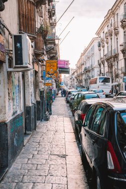 10 Mayıs 2018. Catania, İtalya. Catania dar rahat sokaklarında küçük binalar ve farklı restoranlar. 