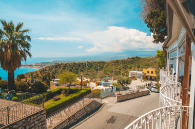 04 Temmuz 2018. Taormina, İtalya. Güzel eski şehir, Taormina küçük sokakları, çiçek, kafeler ve avuç içi. 