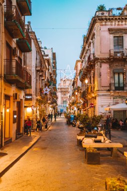10 Mayıs 2018. Catania, Sicilya. Küçük dükkanlar ve kafeler eski Avrupa beldesi dar rahat gece sokaklarda.