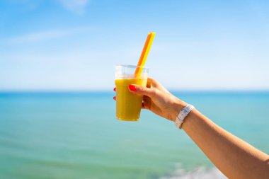 Sarı yüzlü cam okyanus arka planda tutan minik el