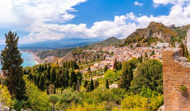 04 Temmuz 2018. Taormina, İtalya. Güzel eski şehir, Taormina küçük sokakları, çiçek, kafeler ve avuç içi. 
