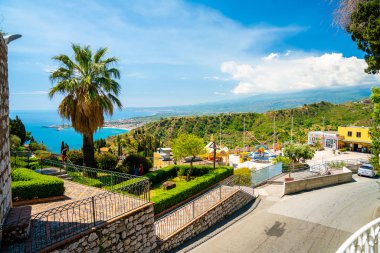 04 Temmuz 2018. Taormina, İtalya. Güzel eski şehir, Taormina küçük sokakları, çiçek, kafeler ve avuç içi. 