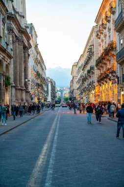 10 Mayıs 2018. Catania, Sicilya. Küçük dükkanlar ve kafeler eski Avrupa beldesi dar rahat gece sokaklarda.