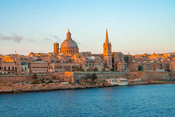 Mount Carmel Our Lady ve St. Paul's Anglikan yanlısı Katedrali, Valletta, Malta başkenti şehir kiliseleri ile Sliema güzel günbatımı Valletta siluetinin panoramik manzaraya.