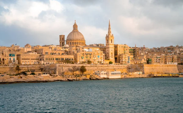 Panorámás Kilátással Valletta Városára Gyönyörű Naplemente Sliema Egyházakkal Szűzanya Mount — Stock Fotó