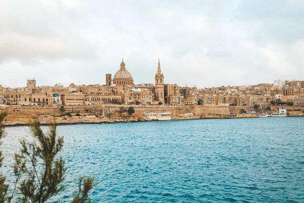 Panoramisch Uitzicht Valletta Skyline Prachtige Zonsondergang Vanuit Sliema Met Kerken — Stockfoto