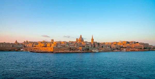 Panoramautsikt Över Valletta Silhuett Vackra Solnedgången Från Sliema Med Kyrkor — Stockfoto