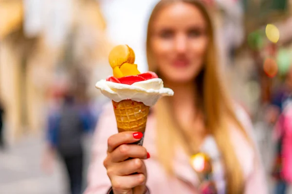 Fiatal Szexi Lány Eszik Fagylaltot Nyári Melegben Szórakozást Hangulat — Stock Fotó