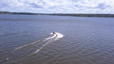 Jet Ski, tropikal Gölü, tatil kavramı havadan görünümü bir genç adam. Bir su motosiklet yarış.