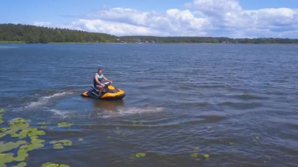 ジェット スキー 熱帯湖 休暇の概念の若い男の空中写真 水上バイクのレース — ストック動画