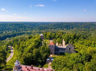 Güzel ünlü new castle Sigulda, Letonya üzerinde havadan görünümü