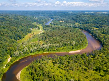 Gauja nehir ve teleferik vadi üzerinden ile bir köprüden Sigulda şehrin havadan görünümü