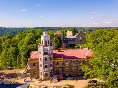 Güzel ünlü new castle Sigulda, Letonya üzerinde havadan görünümü
