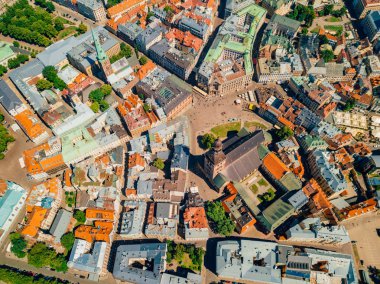 2 Temmuz 2018. Riga, Letonya. Hava kenti Riga - Letonya'nın başkenti. Nehir ve ana Tv kulesi üzerinde nehir Daugava, tarihi kent merkezine, Milli Kütüphane, şaşırtıcı görünümü arasında köprü görevi gören.