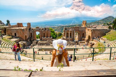 May 10, 2010. Taormina, İtalya. Etna yanardağ patlama. Taormina eski şehir Tiyatrosundan patlama üzerinde göster. 