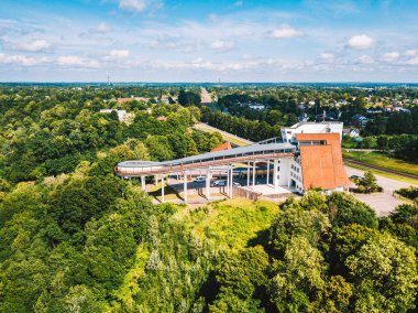 Sigulda / Letonya - 7 Haziran 2016: havadan görünümü Sigulda üzerinde yarış kızağı, kızak ve iskelet parça