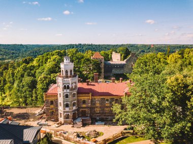 Güzel ünlü new castle Sigulda, Letonya üzerinde havadan görünümü