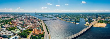 2 Temmuz 2018. Riga, Letonya. Hava kenti Riga - Letonya'nın başkenti. Nehir ve ana Tv kulesi üzerinde nehir Daugava, tarihi kent merkezine, Milli Kütüphane, şaşırtıcı görünümü arasında köprü görevi gören.
