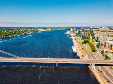 2 Temmuz 2018. Riga, Letonya. Hava kenti Riga - Letonya'nın başkenti. Nehir ve ana Tv kulesi üzerinde nehir Daugava, tarihi kent merkezine, Milli Kütüphane, şaşırtıcı görünümü arasında köprü görevi gören.