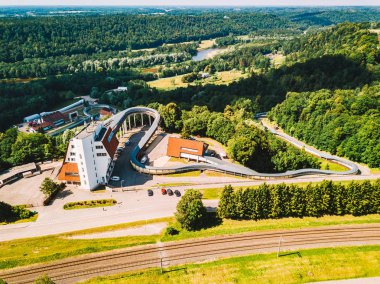 Sigulda / Letonya - 7 Haziran 2016: havadan görünümü Sigulda üzerinde yarış kızağı, kızak ve iskelet parça