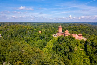 Turaida kalenin günbatımı zamanı, Sigulda, Letonya, turistik yer, güzel duvar kağıdı sırasında üzerinde şaşırtıcı havadan görünümü