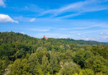 Turaida kalenin günbatımı zamanı, Sigulda, Letonya, turistik yer, güzel duvar kağıdı sırasında üzerinde şaşırtıcı havadan görünümü