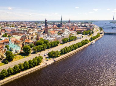 2 Temmuz 2018. Riga, Letonya. Hava kenti Riga - Letonya'nın başkenti. Nehir ve ana Tv kulesi üzerinde nehir Daugava, tarihi kent merkezine, Milli Kütüphane, şaşırtıcı görünümü arasında köprü görevi gören.