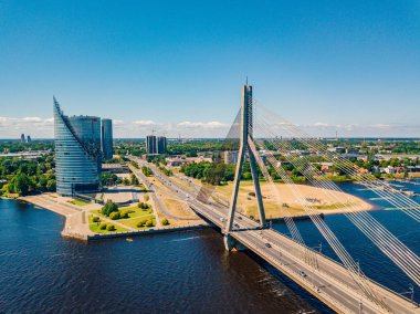 2 Temmuz 2018. Riga, Letonya. Hava kenti Riga - Letonya'nın başkenti. Nehir ve ana Tv kulesi üzerinde nehir Daugava, tarihi kent merkezine, Milli Kütüphane, şaşırtıcı görünümü arasında köprü görevi gören.