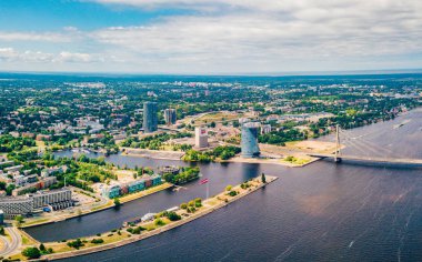 2 Temmuz 2018. Riga, Letonya. Hava kenti Riga - Letonya'nın başkenti. Nehir ve ana Tv kulesi üzerinde nehir Daugava, tarihi kent merkezine, Milli Kütüphane, şaşırtıcı görünümü arasında köprü görevi gören.