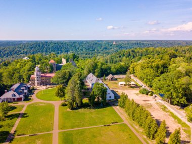 Güzel ünlü new castle Sigulda, Letonya üzerinde havadan görünümü