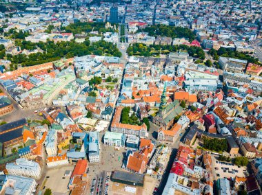 2 Temmuz 2018. Riga, Letonya. Hava kenti Riga - Letonya'nın başkenti. Nehir ve ana Tv kulesi üzerinde nehir Daugava, tarihi kent merkezine, Milli Kütüphane, şaşırtıcı görünümü arasında köprü görevi gören.