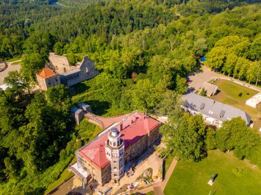 Güzel ünlü new castle Sigulda, Letonya üzerinde havadan görünümü