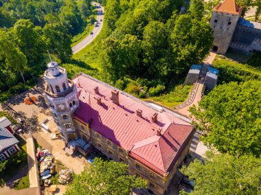 Güzel ünlü new castle Sigulda, Letonya üzerinde havadan görünümü