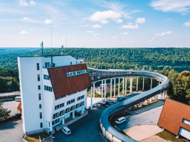 Sigulda / Letonya - 7 Haziran 2016: havadan görünümü Sigulda üzerinde yarış kızağı, kızak ve iskelet parça
