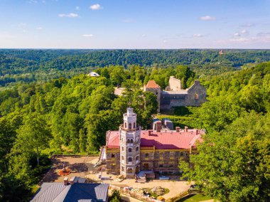 Güzel ünlü new castle Sigulda, Letonya üzerinde havadan görünümü