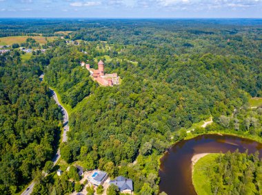 Turaida kalenin günbatımı zamanı, Sigulda, Letonya, turistik yer, güzel duvar kağıdı sırasında üzerinde şaşırtıcı havadan görünümü