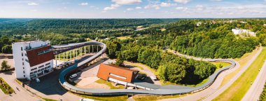 Sigulda / Letonya - 7 Haziran 2016: havadan görünümü Sigulda üzerinde yarış kızağı, kızak ve iskelet parça