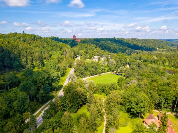 Turaida kalenin günbatımı zamanı, Sigulda, Letonya, turistik yer, güzel duvar kağıdı sırasında üzerinde şaşırtıcı havadan görünümü