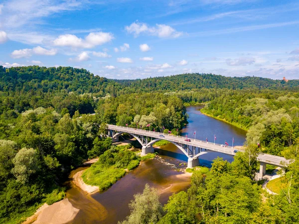 Vista Aérea Ciudad Sigulda Con Río Gauja Puente Sobre Ella —  Fotos de Stock
