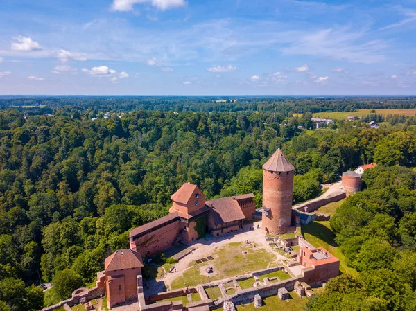 Turaida kalenin günbatımı zamanı, Sigulda, Letonya, turistik yer, güzel duvar kağıdı sırasında üzerinde şaşırtıcı havadan görünümü