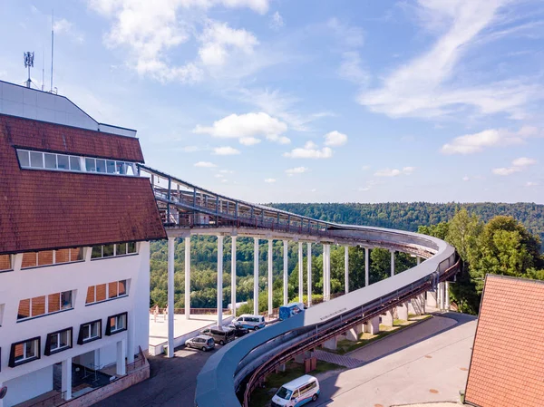 Sigulda / Letonya - 7 Haziran 2016: havadan görünümü Sigulda üzerinde yarış kızağı, kızak ve iskelet parça