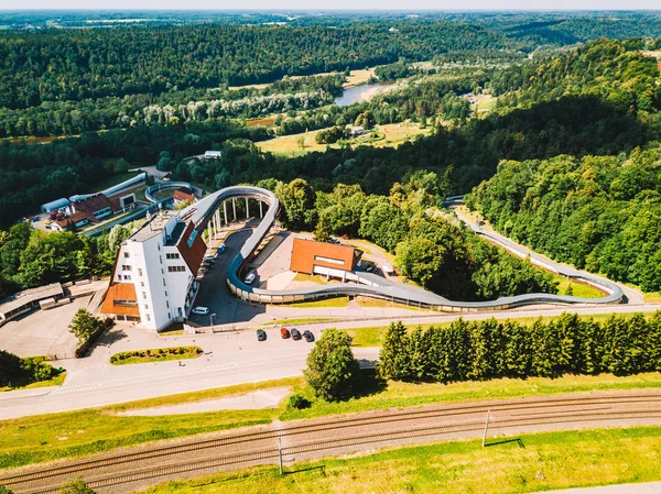 Sigulda / Letonya - 7 Haziran 2016: havadan görünümü Sigulda üzerinde yarış kızağı, kızak ve iskelet parça