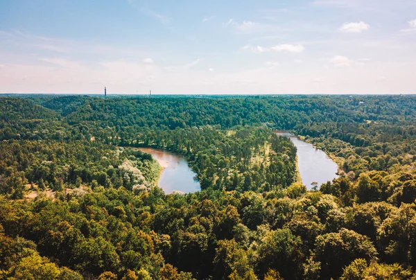 Turaida kalenin günbatımı zamanı, Sigulda, Letonya, turistik yer, güzel duvar kağıdı sırasında üzerinde şaşırtıcı havadan görünümü