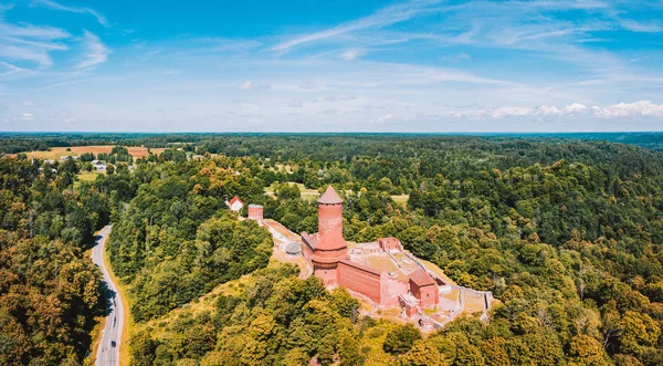 Turaida kalenin günbatımı zamanı, Sigulda, Letonya, turistik yer, güzel duvar kağıdı sırasında üzerinde şaşırtıcı havadan görünümü
