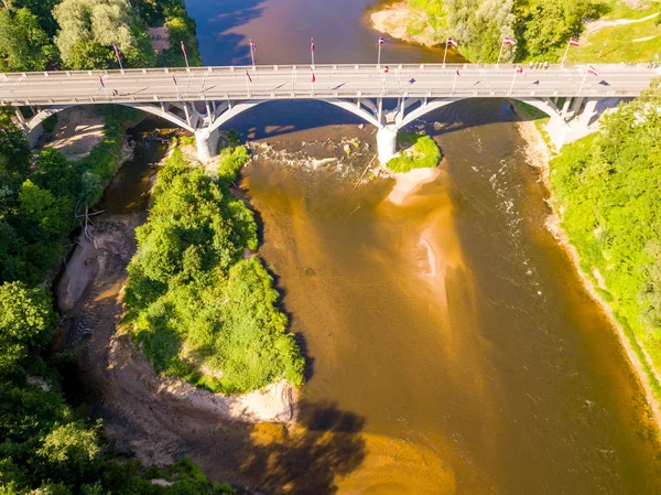 Pemandangan Udara Kota Sigulda Dengan Sungai Gauja Dan Jembatan Atasnya — Stok Foto