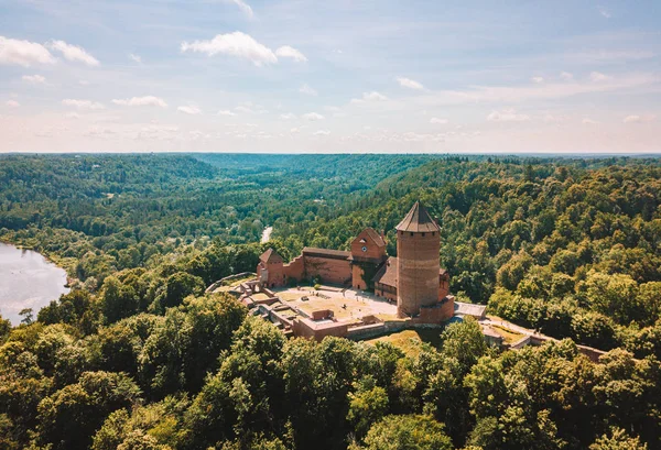 Turaida kalenin günbatımı zamanı, Sigulda, Letonya, turistik yer, güzel duvar kağıdı sırasında üzerinde şaşırtıcı havadan görünümü