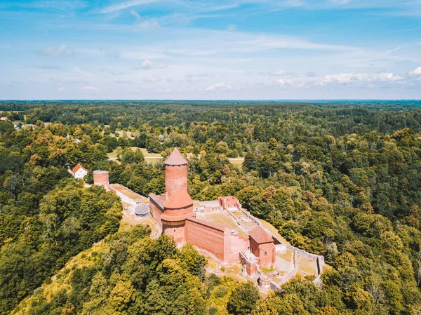 Turaida kalenin günbatımı zamanı, Sigulda, Letonya, turistik yer, güzel duvar kağıdı sırasında üzerinde şaşırtıcı havadan görünümü