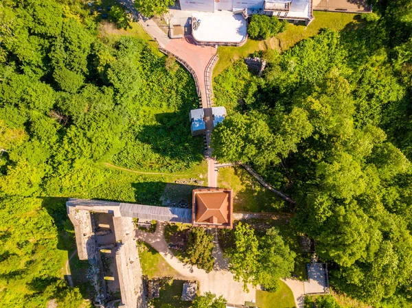 Güzel ünlü new castle Sigulda, Letonya üzerinde havadan görünümü